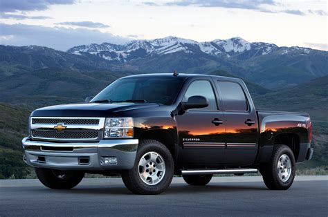 2015 Chevrolet Silverado Custom Adds 20-Inch Wheels, Chrome Bumpers