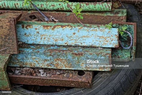 Tumpukan Sudut Dan Profil Besi Tua Berwarna Biru Dan Coklat Berkarat ...