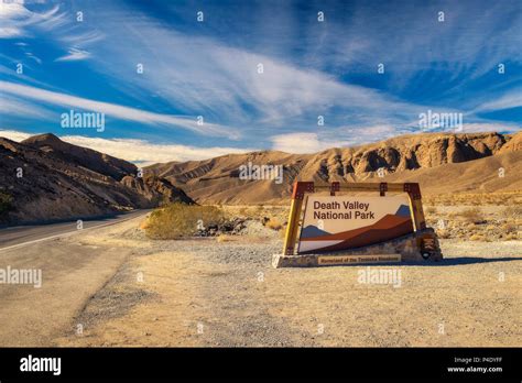 Welcome sign at the entrance to Death Valley National Park Stock Photo ...