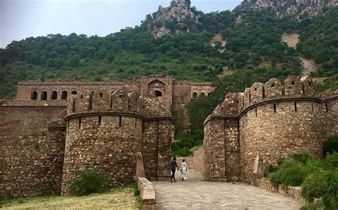 Can you spend a night at the scariest 'Bhangarh fort'? Here's what might happen to you - OrissaPOST