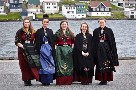 irish national costume - Google Search | Costumes, Fashion, Academic dress