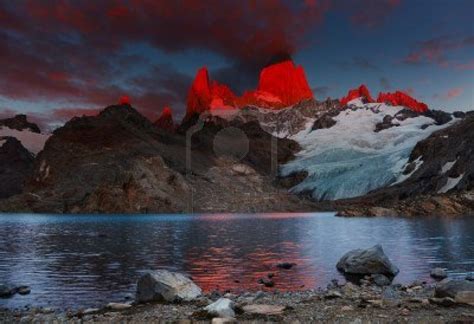 Laguna de Los Tres y el Monte Fitz Roy, dramático amanecer, Patagonia, Argentina Foto de archivo ...
