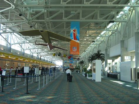 Fort Lauderdale/Hollywood International Airport (FLL)