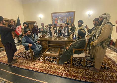 Taliban commander gives press conference INSIDE Kabul's Presidential Palace | Daily Mail Online