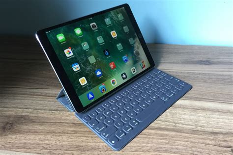 10.5-inch iPad Pro keyboards: Smart Keyboard vs. Logitech Slim Combo | Macworld