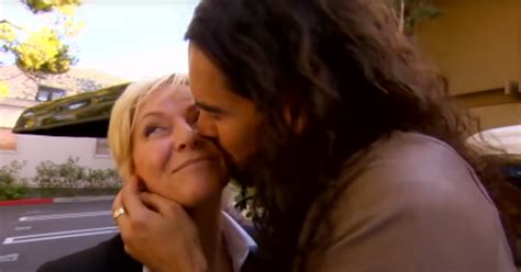 60 Minutes Reporter Liz Hayes Was Stunned After Russell Brand Ended ...