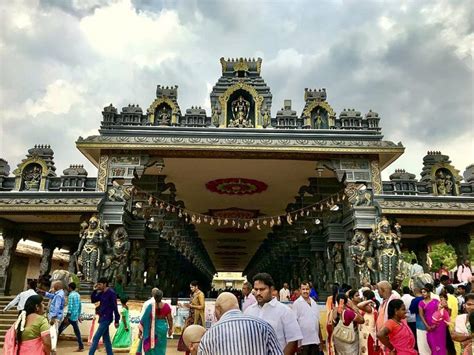 1024px-Devotees_near_entrance_of_Dwaraka_Tirumala_temple | Learning and ...