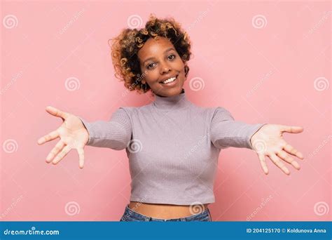 Femme Afro-américaine Souriant à Bras Ouverts Pour L'accolade. Photo ...