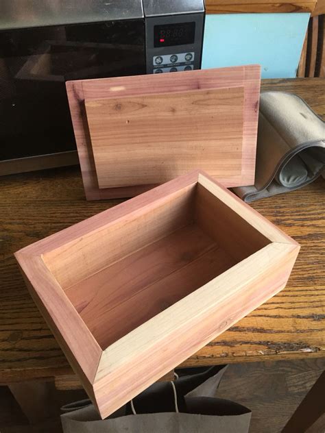 Small cedar box | Holzkisten, Holzkästchen, Kiste