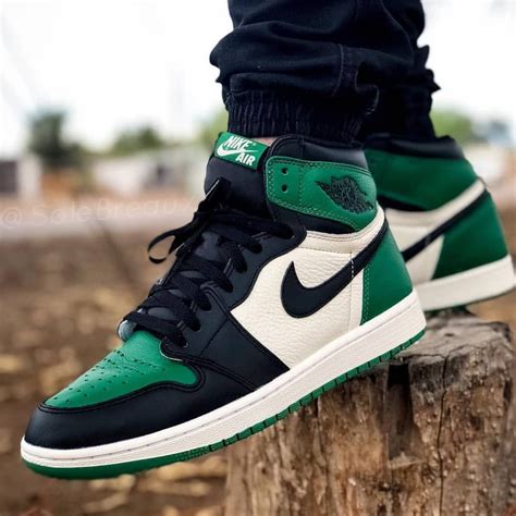 On foot look at the Air Jordan 1 Retro High OG "Pine Green". Cop or drop? #thesneakerbuzz | Nike ...