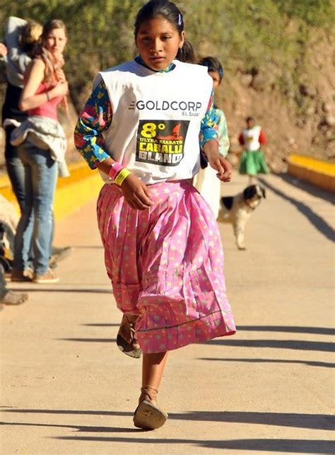 Tarahumara racer. Maratonista tarahumara. Someone taught her to run ...