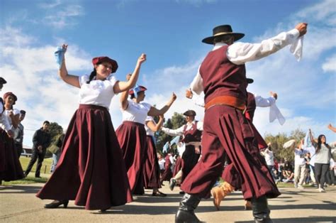 22 de Agosto, Día Mundial del Folklore; y en Argentina: Día del ...