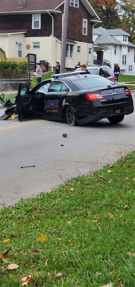 Akron police chase ends in crash with cruiser (video)