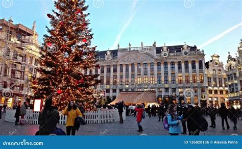 Main Square of Brussel, Belgium, Christmas Period. Festively Decorated ...