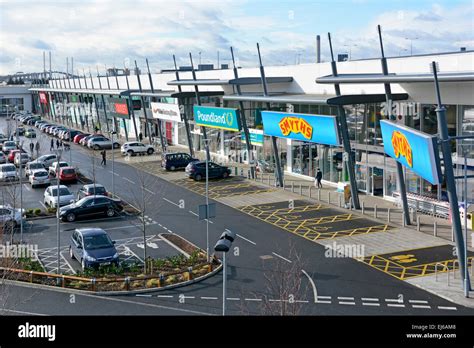 Free car parking facilities at Lakeside retail park shopping centre ...