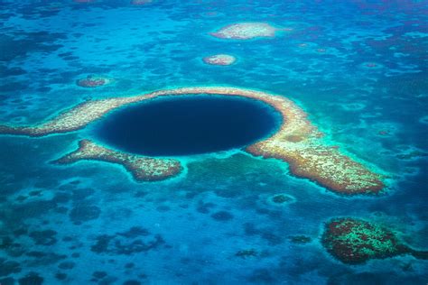 Great Blue Hole, an underwater cenote in Belize | PONANT Magazine