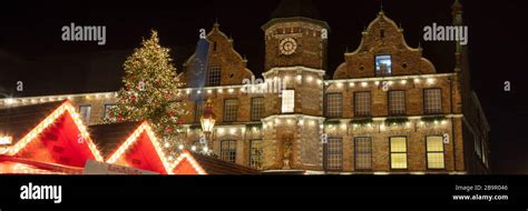 Christmas market at the old town hall Stock Photo - Alamy