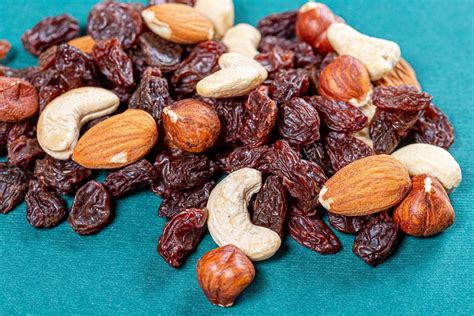 Raisins and different nuts on a green background (Flip 2019) - Creative Commons Bilder