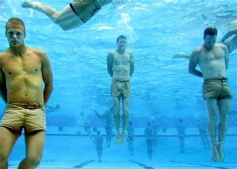Former US Navy SEAL Shares How You Can Escape Drowning If Your Hands Are Tied