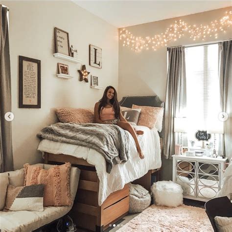 39 Cute Dorm Rooms We’re Obsessing Over Right Now - By Sophia Lee | Girls dorm room, College ...