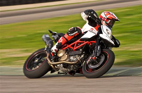 2012 Ducati Hypermotard 1100 EVO Review - Top Speed