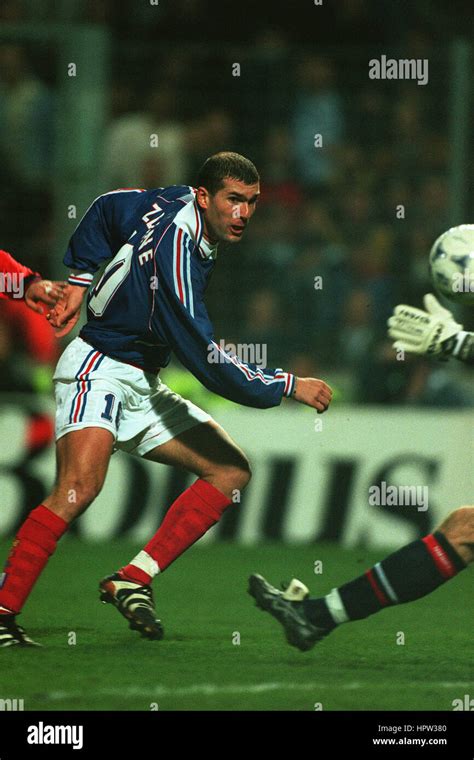 Zidane 1998 hi-res stock photography and images - Alamy