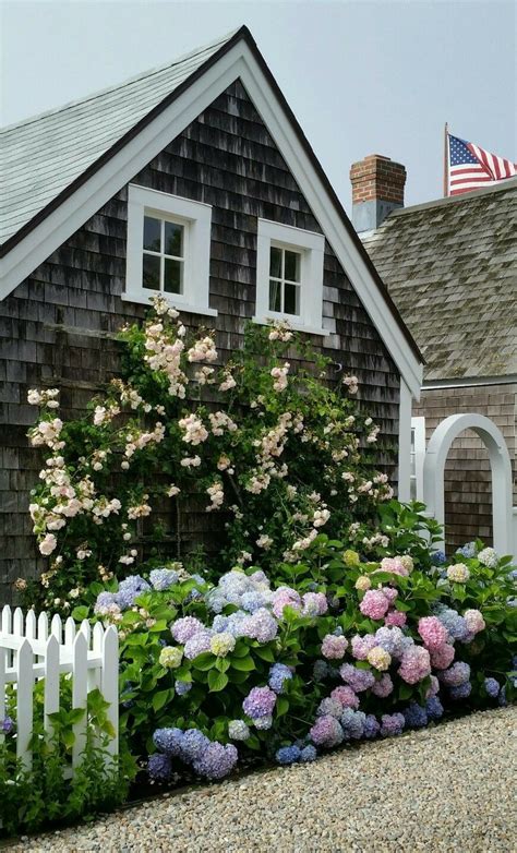 Pin by Randall Messer on Sconset | Beach cottage decor, Beach cottage style, Nantucket cottage