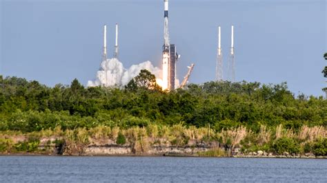 SpaceX nails 300th Falcon booster landing with Tuesday Starlink mission