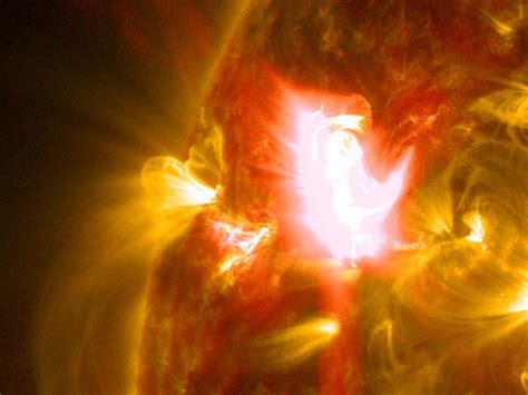 Mid-level solar flare April 2 | Science Wire | EarthSky