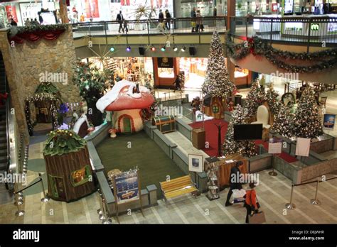 Holiday shoppers at the Promenades shopping mall in St-Bruno , Quebec ...