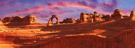 Delicate Arch at sunset - VAST