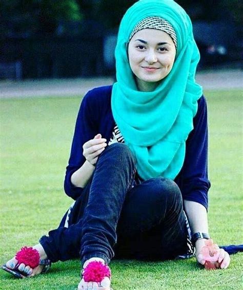 Hania Amir In Hijab - Arts & Entertainment Images & Photos