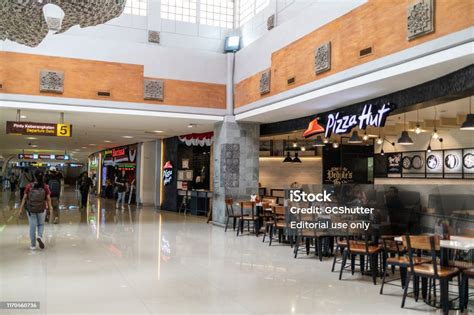 Ngurah Rai International Airport Terminal Bali Stock Photo - Download Image Now - Lobby, Store ...