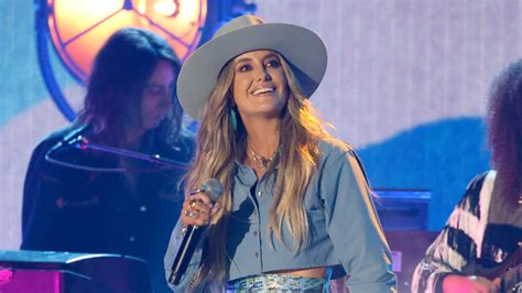 Lainey Wilson Pours Her Soul Into Her Empowering Anthem On Texas Stage | iHeartCountry Radio