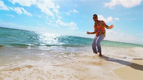 Luis Fonsi presenta 'Calypso', una pegadiza canción para este verano