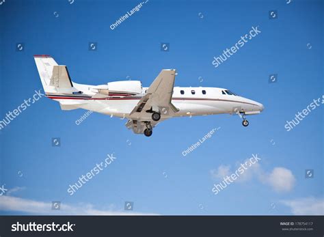 Side View Twin Engined Plane Flying Stock Photo 178754117 - Shutterstock