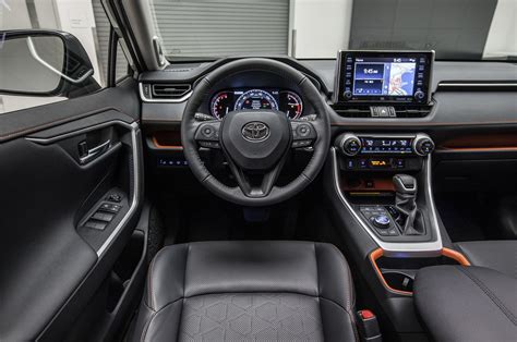 2019 Toyota RAV4 front interior drivers side 1 - Motor Trend en Español