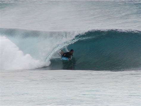 File:Oahu North Shore surfing tube.jpg - Wikipedia, the free encyclopedia