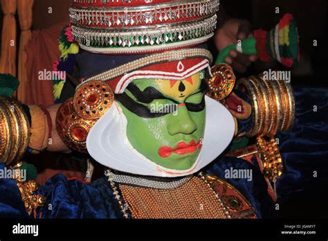 Kathakali Nachwuchskünstler immer seine Make-up gemacht in Kerala ...