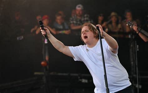 Lewis Capaldi struggles with voice during Glastonbury performance