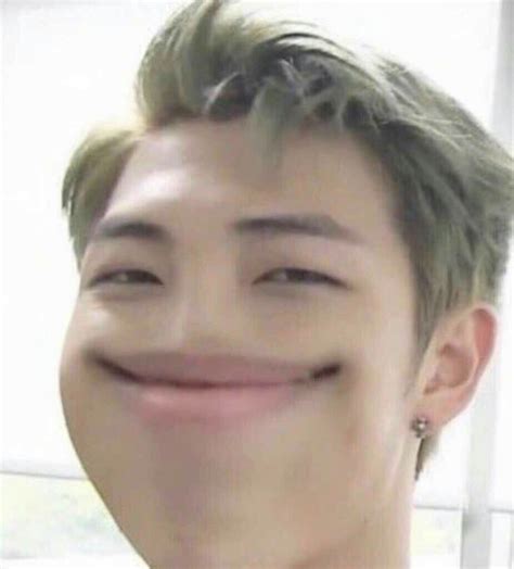 Pin de $opäipillä en Kpop memes | Bts memes caras, Muecas, Caras de memes