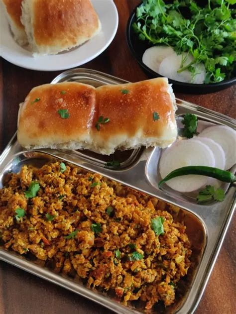 Buttery Egg Bhurji Pav (Mumbai Street Style Recipe) The Spicy Cafe