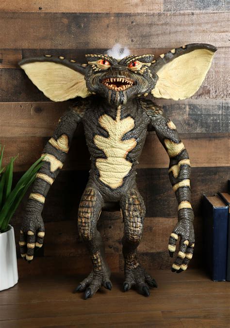 NECA Gremlins Gremlin 30-Inch Prop Replica Stunt Puppet [Brown ...