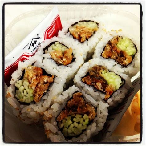 salmon skin sushi roll | Pratos