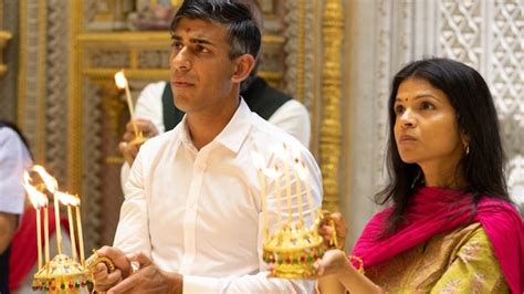 ‘Proud Hindu’ Rishi Sunak, his wife visit Akshardham temple, offer prayers - India Today