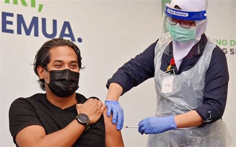 Khairy Jamaluddin vaccine - UlfiSulistya