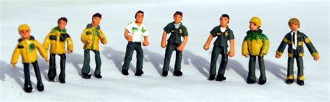 Langley Models 8 Paramedics / Ambulance Figures OO Scale UNPAINTED Kit F275 : Amazon.co.uk: Toys ...