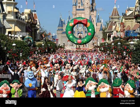 Disney world characters hi-res stock photography and images - Alamy