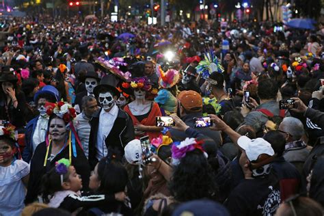 Day of the Dead parade hits Mexico City as holiday expands | AP News