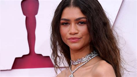 Zendaya’s Oscars 2021 Look: See Her Yellow Valentino Gown Here ...